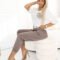 590-1 Stilingos kelnės su kišenėmis ir dekoratyviniu dirželiu – MOCHA MOUSSE - Uncategorized